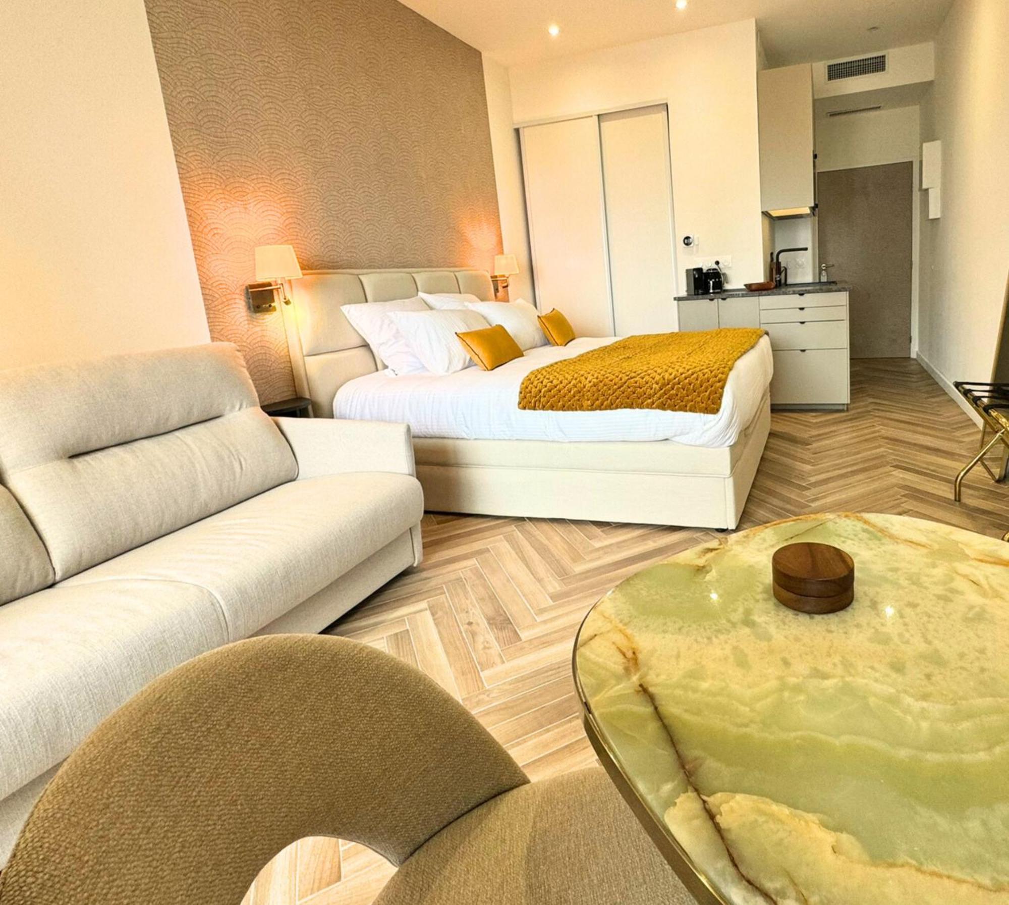 Monaco Border Luxury - Sea View - Pool Apartment